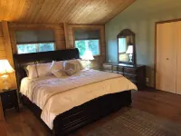 Chalet overlooking quiet bay, surrounded by Deception Pass state park