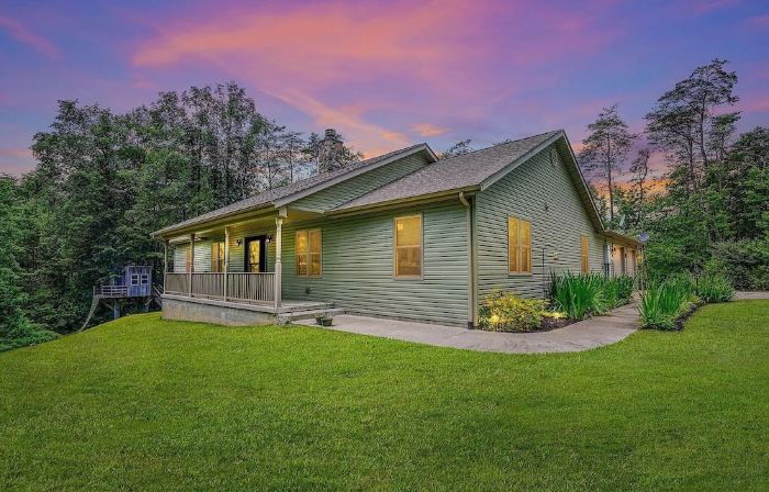 Minutes to Caves! Private Woods! Game Room & Media Room! Great for Get-togethers