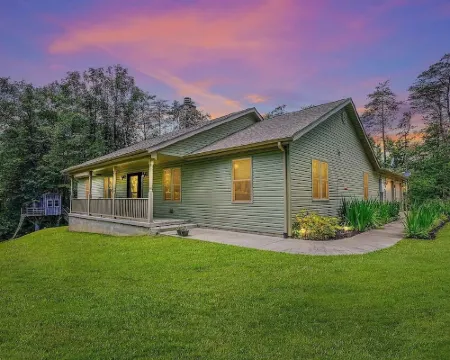 Minutes to Caves! Private Woods! Game Room & Media Room! Great for Get-togethers Hotels in Swan Township