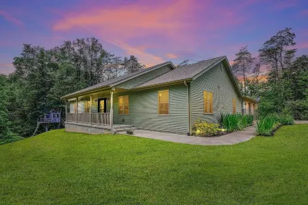 Minutes to Caves! Private Woods! Game Room & Media Room! Great for Get-togethers