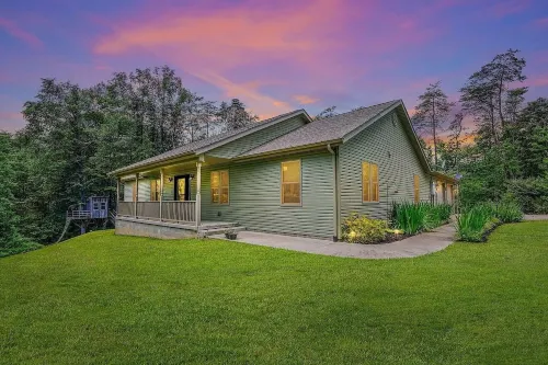 Minutes to Caves! Private Woods! Game Room & Media Room! Great for Get-togethers