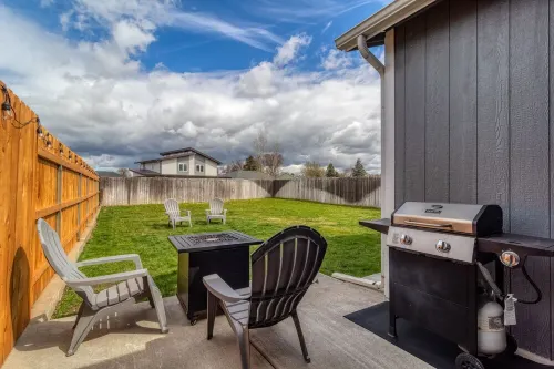 Modern Home near WWU 3bdrm, 2bth, Lrg Backyard, BBQ, EV Charger, Roku