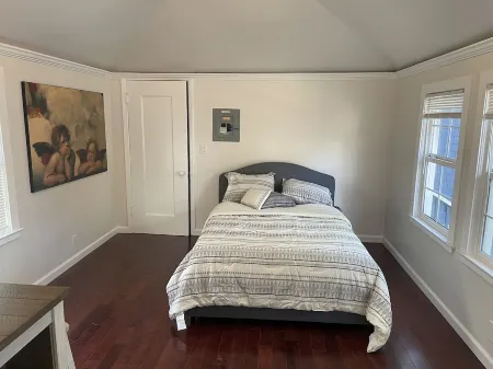 Furnished North Berkeley pet-friendly cottage in the center of it all