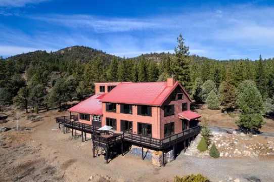 THE HAWK'S NEST RETREAT - A Stunning Family and Corporate Retreat