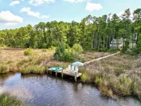 Waterfront. Private Dock for Boat. Pet-friendly. 10 mins to Downtown Oriental.