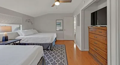 2-bedroom condo, just a short walk to Miramar Beach
