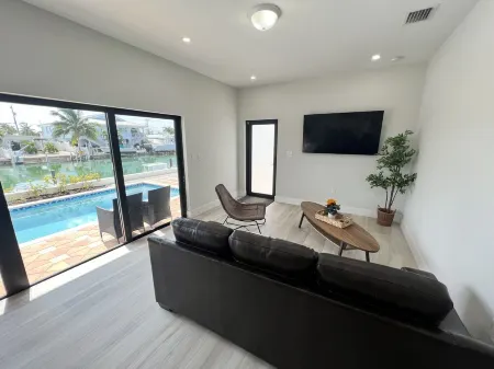 Brand New '23 Canal Home - 3BR/3BA, Sleeps 8, with Pool, 50' Dock, & Cabana Club Отели рядом с достопримечательностью «Sombrero Reef»