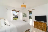 Charming Spanish Bungalow, 2 blocks from the water! Các khách sạn gần Serenity by the Sea