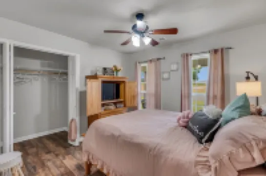 Location! Location!<br>Minutes to all shopping and your favorites restaurant!