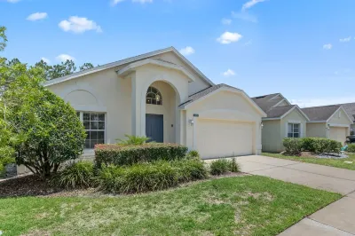 Luxury 4 bedroom Villa w/ pool in golf community, mins away from DisneyWorld Hotels near Northeast Regional Park Polk County