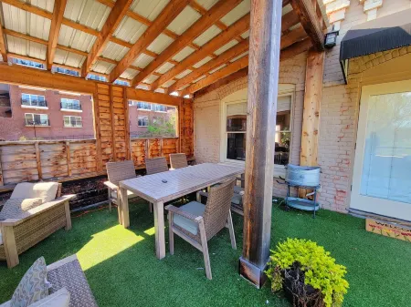 Modern 2 BR w/ Rooftop Deck Отели рядом с достопримечательностью «Академи Сентер оф Артс»