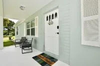 Driftwood Way~ No Checkout Chores Hotels in Jensen Beach