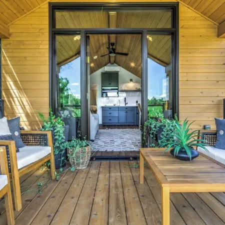 Cozy tiny home with 1 bedroom and WiFi, serene & peaceful glamping