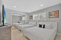 New Cheerful Stylish Villa - Pool, Spa, Mini Golf, Fire pit, Walk to Disneyland