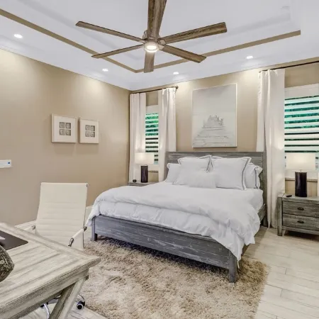 Beach! 2 Masters w Kings, Pets, Queen ensuite, hot tub, private heated Pool