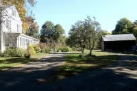 Old World Charm, Modern Conveniences - 3 Br Private Home in Quiet Setting