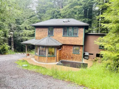 Private and serene new home in the Redwoods of Humboldt County. Hotels near Redwood Sky Walk at Sequoia Park Zoo
