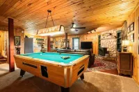 Luxury Riverfront Lodge Fishing, Hot Tub & White River Access and Ozark Views”