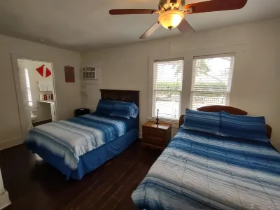 The Oyster @ Seashell Cottages, Large Yard for Parking, Bring Your Boats & More! Hotels near Wild Willy's Adventure Zone