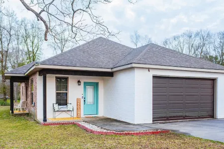 Country Cottage King Suite 7mi to Youngsville Sport Complex in Broussard, LA