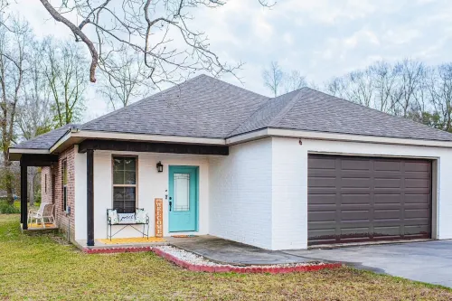 Country Cottage King Suite 7mi to Youngsville Sport Complex in Broussard, LA