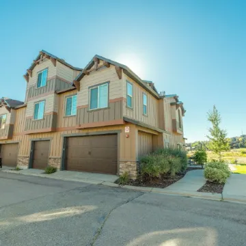 Parks Edge Ski Oasis - 10 minutes to town with gym, hot tub, and pool