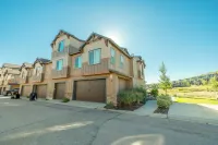 Parks Edge Ski Oasis - 10 minutes to town with gym, hot tub, and pool