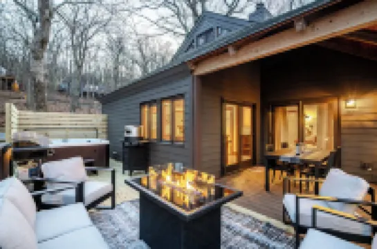 Modern Luxe Treetop Retreat-Hot Tub, Gas Fire Pit, Steps to Ski! Guest Favorite!