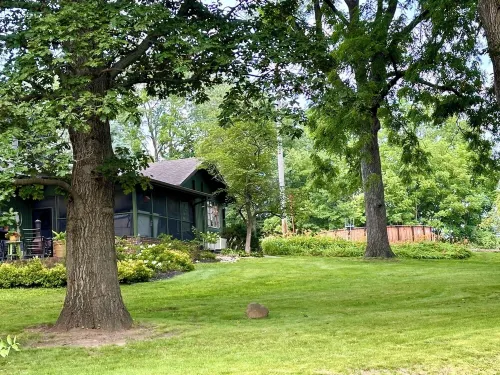 Cabin by Lake Keomah State Park: Swimming Pool, Hot Tub Patio, Game Room, Trails