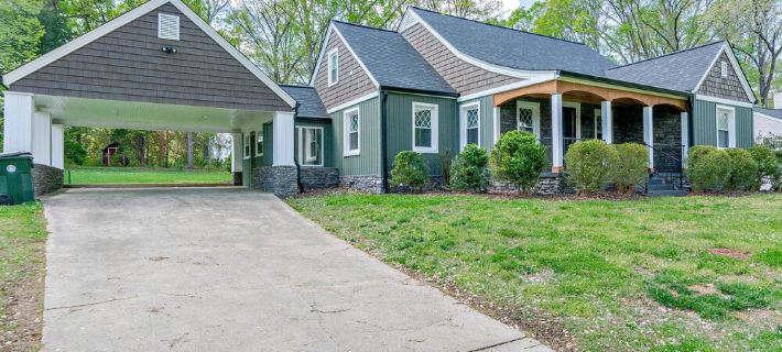 Modern Comfort Meets Relaxation- Spa Style Master with a Jacuzzi& Outdoor Oasis Hotels in Davidson County