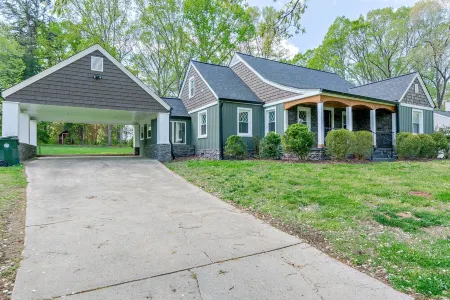 Modern Comfort Meets Relaxation- Spa Style Master with a Jacuzzi& Outdoor Oasis