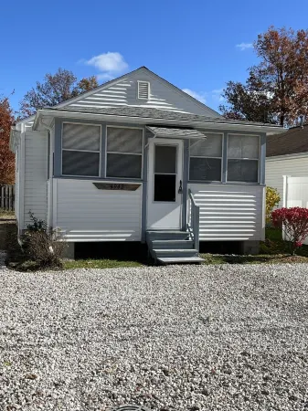 Cute, clean, cozy and pet friendly cottage that is 10 minute walk to the strip. Отели в г. Дженива-он--Лейк