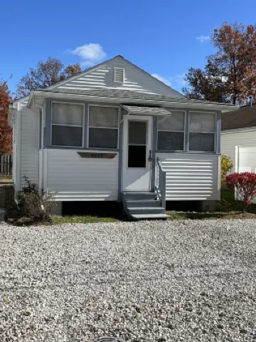 Cute, clean, cozy and pet friendly cottage that is 10 minute walk to the strip.