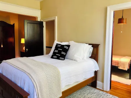 Historic Geneva Row House near Hobart William Smith Colleges and Linden Street. Отели в г. Женева