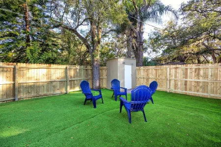 Cozy Home Fenced in Yard, Near Dwntwn&Beaches Отели рядом с достопримечательностью «Ларго Спортс Комплекс»