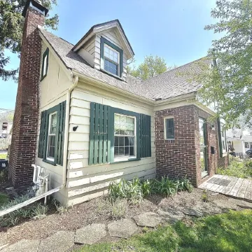 Stylish 2BR Charmer Close to Everything