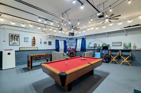 Minutes from Kalahari and Camelback, Lakefront Retreat!  Sleeps10+, GameRm