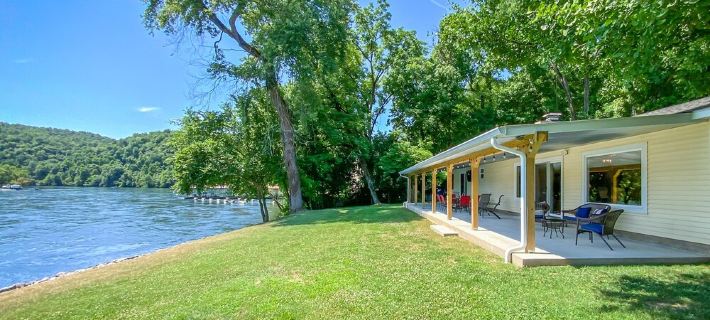 Ultimate Riverfront Stay Huge Dock + Prime Fishing Access Hotels in Marion County