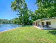 Ultimate Riverfront Stay Huge Dock + Prime Fishing Access - 4-Star