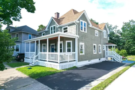 Modern & Spacious 4 Bedroom Single Family Home Отели рядом с достопримечательностью «Lambda Chi Alpha»