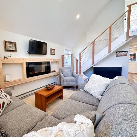 Brand New, Private Home w/ Nordic Hot Tub- Just 1/2 Mile to Jay Peak Resort Отели в г. Джей