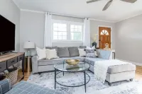 SoPi Cottage - Walk to Town - King Bed