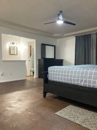 "Charming Escape: King & Queen Beds in a Quiet Neighborhood! Отели в г. Маунт-Плезант