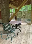 Spectacular riverfront treehouse, relaxing, swimming, paddling, and fishing.