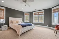 Lakefront with Pool, Hot Tub, Pontoon Boat & Movie Theatre