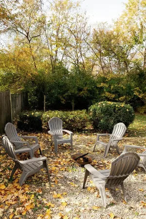 "The Homestead" UPSCALE STAY - Downtown with Yard