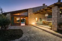 Rustic chic villa with large veranda, private pool, barbecue and free WiFi