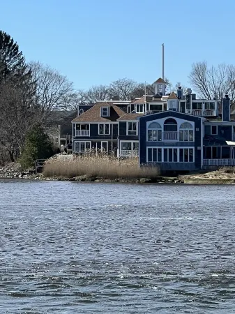 Unique Waterfront Condo at the Boatyard! Отели в г. Кеннебанк