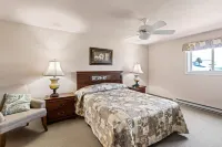 Spacious Lakeside Condo at Tagalong Golf Resort with Indoor Pool and Hot Tub Hotels in Cedar Lake