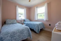 Lakeside Cottage #2, Waterfront on Upper Herring Lake, AC, Kayaks, SUPs, Rowboat